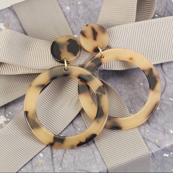 Tortoise Shell Acrylic Hoop Earrings - Picture 1 of 5